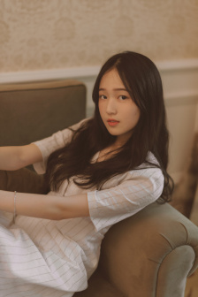 老公当着我的面和别的女人聊天